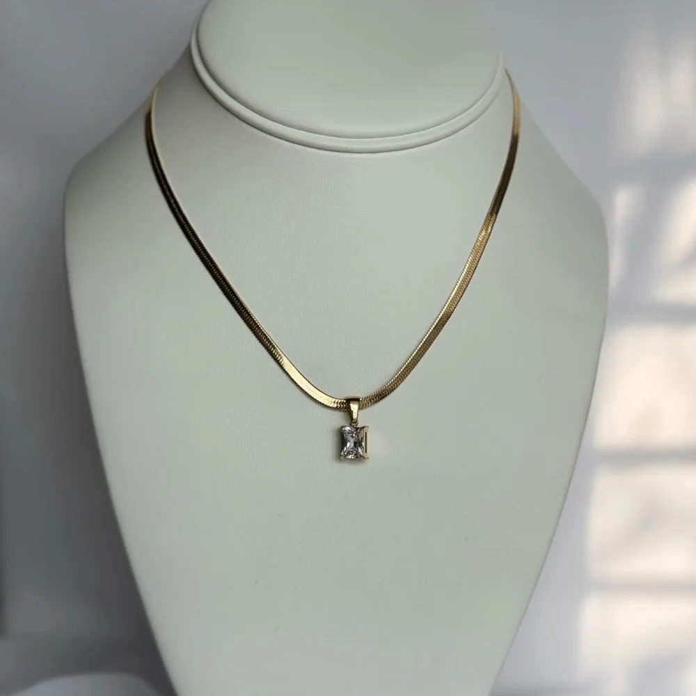 Elegant Gold Necklace with Cubic Zirconia Pendant